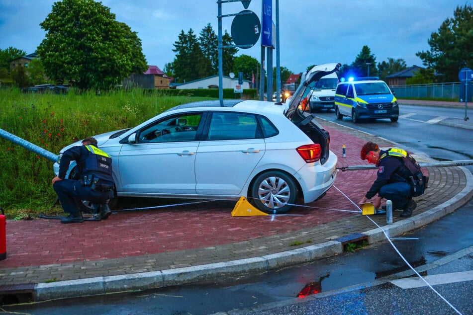Polizisten sichern Spuren am Unfallort und versuchen, die Ursache zu rekonstruieren.