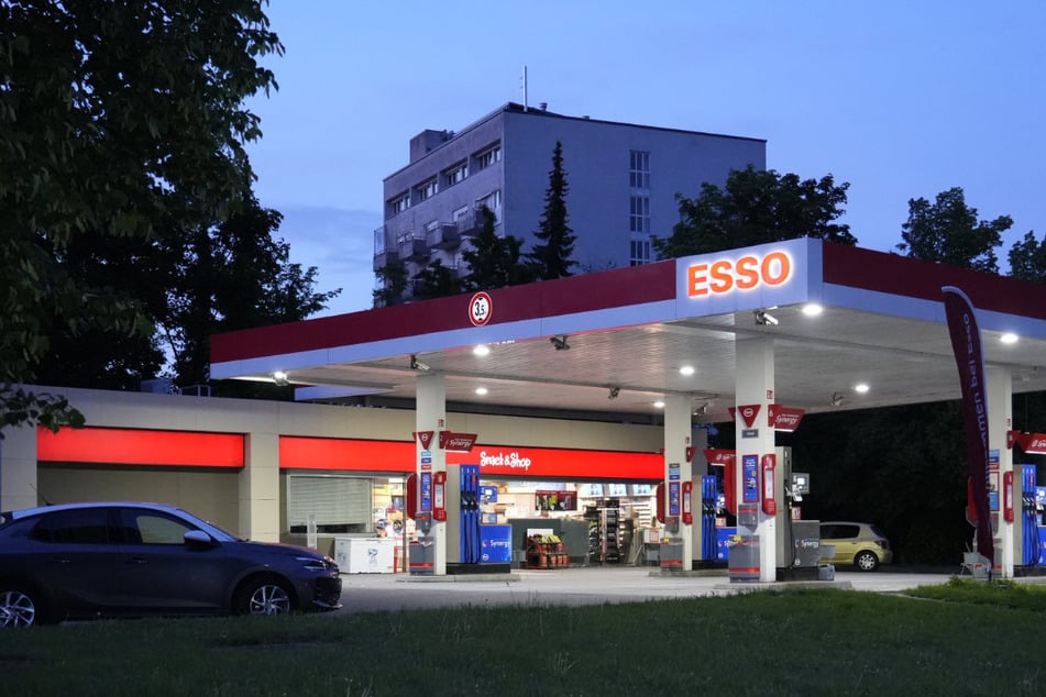 Unmittelbar nach der Notdurft an einer Tankstelle riss sich der Mann (28) los und rannte den Beamten davon.