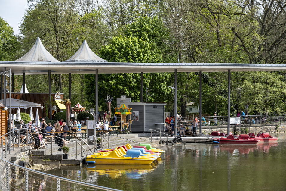 An der Pelzmühle stehen zum Männertag bunte Tretboote bereit.