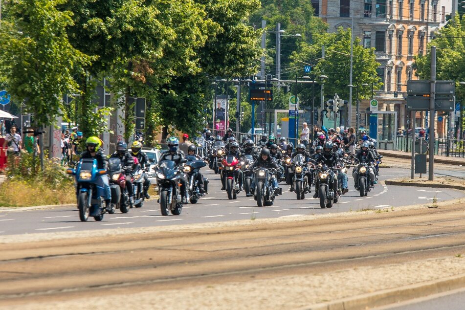 Rund 5000 Menschen haben am Sonntag auf ihren Motorrädern friedlich gegen Fahrverbote in Deutschland protestiert.