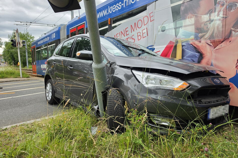 Der Ford wurde zwischen der Straßenbahn und einem Mast eingeklemmt.