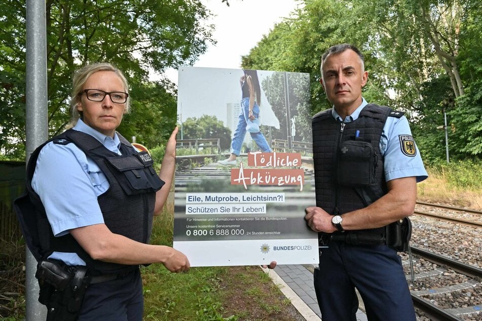 Mit Plakaten "Tödliche Abkürzung" werben Polizeihauptmeisterin Sabine Löffler (42) und ihr Kollege Michael Kurschat (45) für Vorsicht an Bahnanlagen.