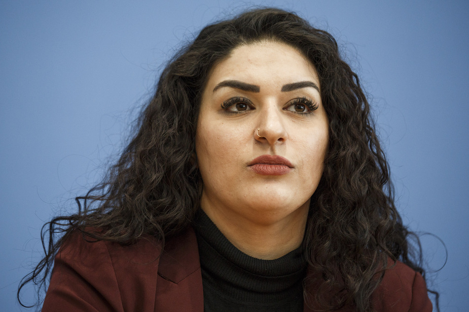 Cansu Özdemir, Fraktionsvorsitzende der Linken in der Hamburgischen Bürgerschaft, wurde von der Bundespolizei am Flughafen festgehalten und befragt. (Archivfoto)