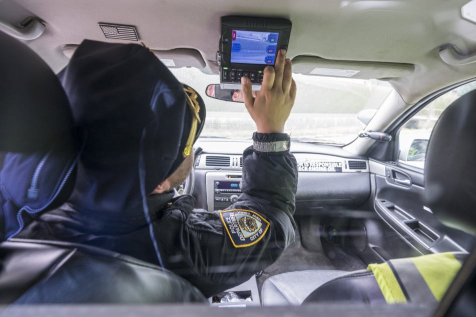 Im Auto gibt's auch originale Technik, wie diese Kommandozentrale.