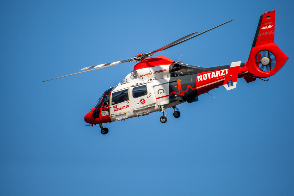 Arbeiter (54) von Baustellen-Fahrzeug erfasst, Hubschrauber fliegt ihn in Klinik