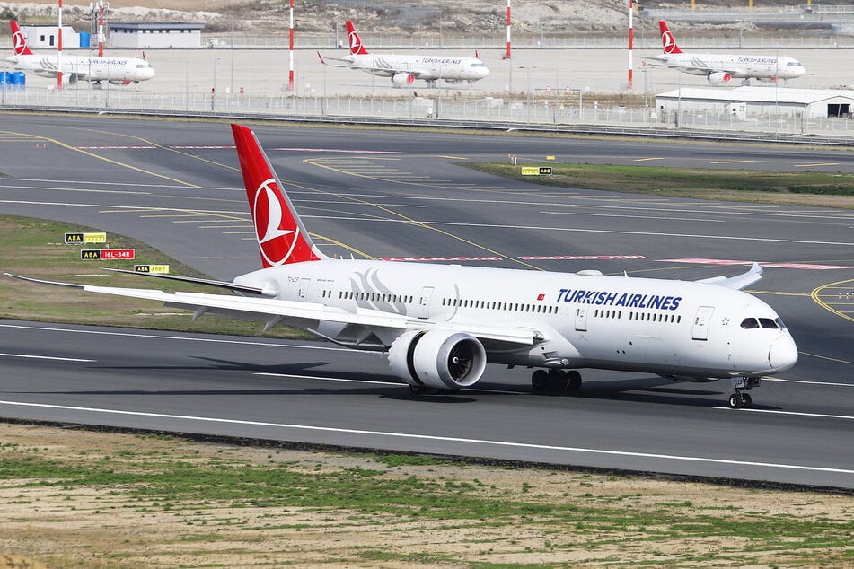 In einem Dreamliner (Boeing 787) von Turkish Airlines reiste die 2,15-Meter-Frau erstmals mit einem Flugzeug.