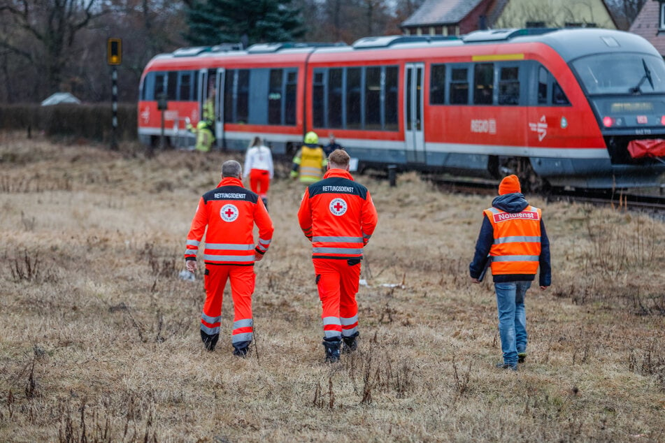 Rettungskräfte sind am Bahnübergang in Eckersmühlen im Einsatz.