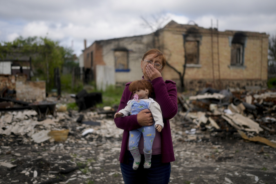 Nila Zelinska hält eine Puppe, die ihrer Enkelin gehört und die sie in ihrem komplett zerstörten Haus in Potaschnja am Stadtrand von Kiew gefunden hat.