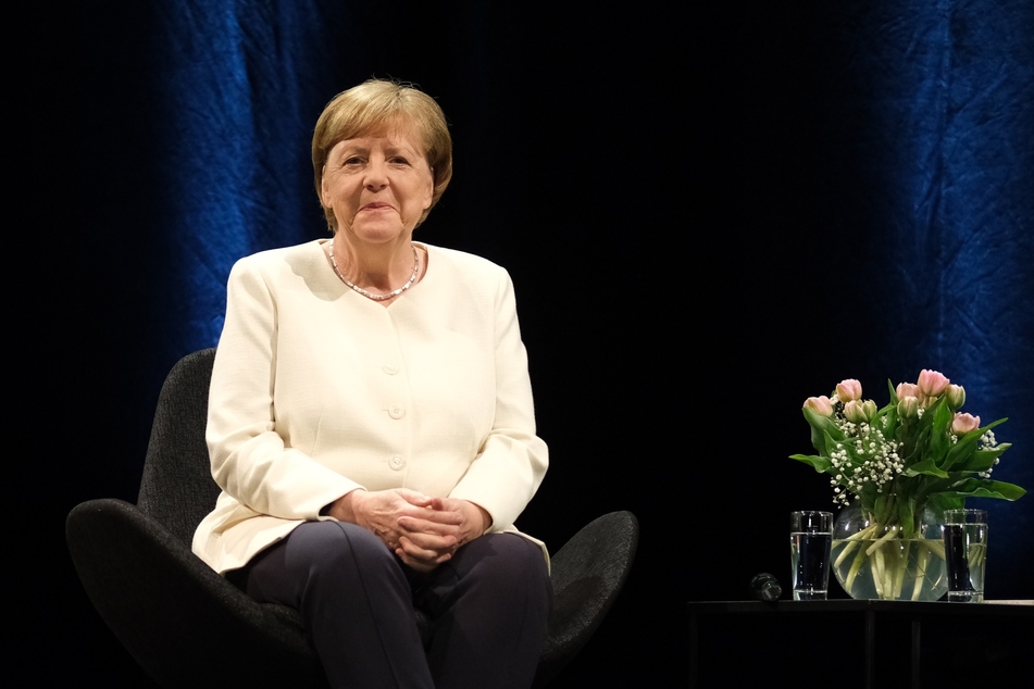 Die frühere Bundeskanzlerin, Angela Merkel (68), beantwortete im Leipziger Schauspiel fast zwei Stunden lang Fragen des Journalisten Giovanni di Lozenzo. Merkel bekam viel Beifall und am Ende sogar stehende Ovationen.