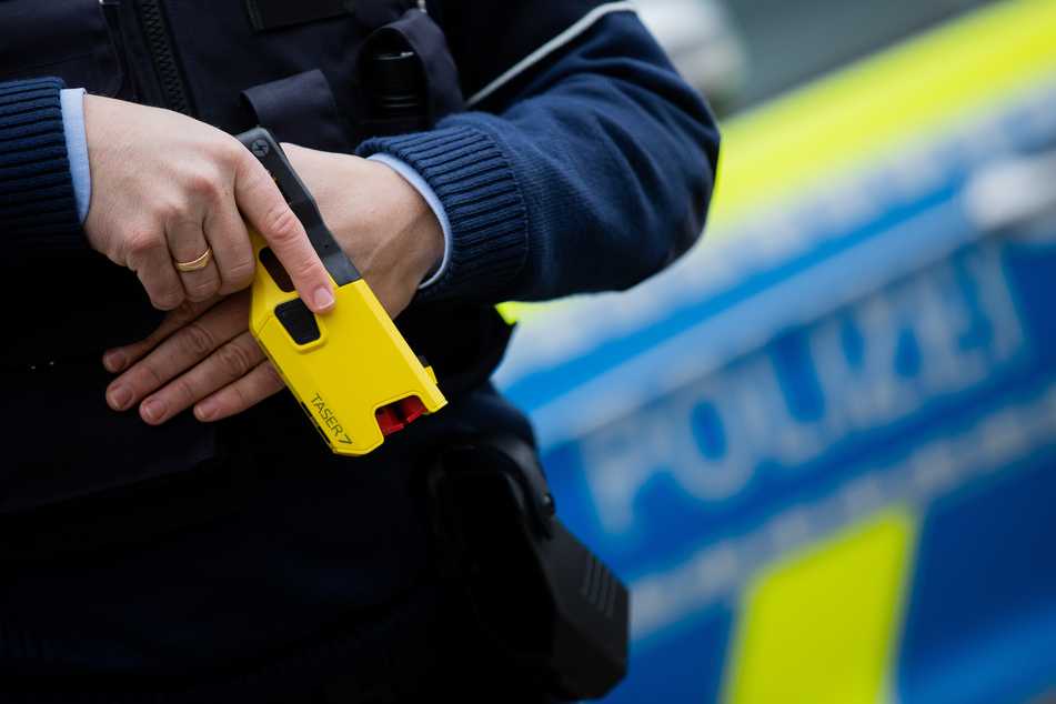 Die attackierten Polizeibeamten kamen in ein Krankenhaus, konnten ihren Dienst nach der Untersuchung aber fortsetzen. (Symbolfoto)