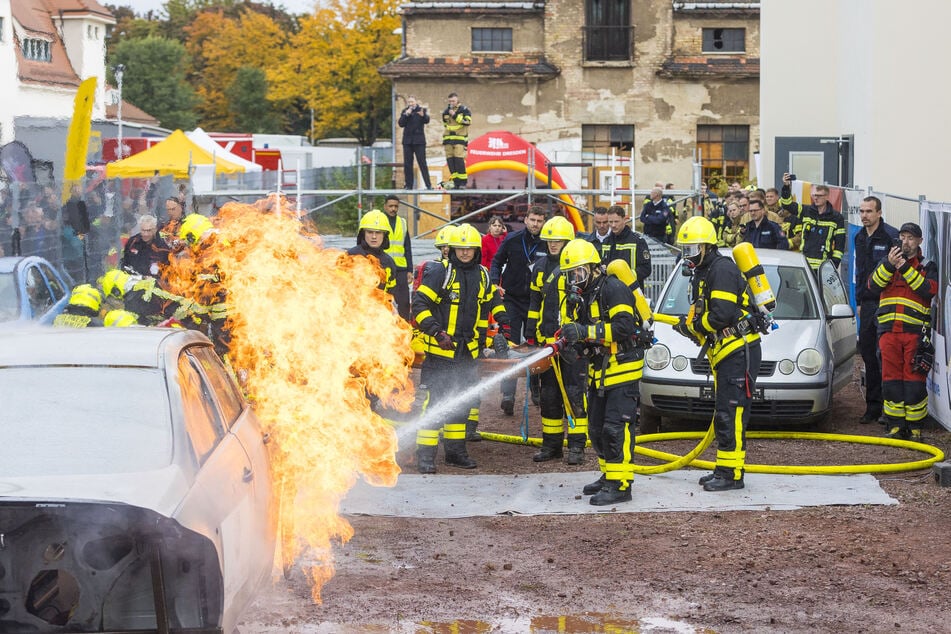 Kameraden im Einsatz: Auf dem Außengelände finden zahlreiche Übungen statt.