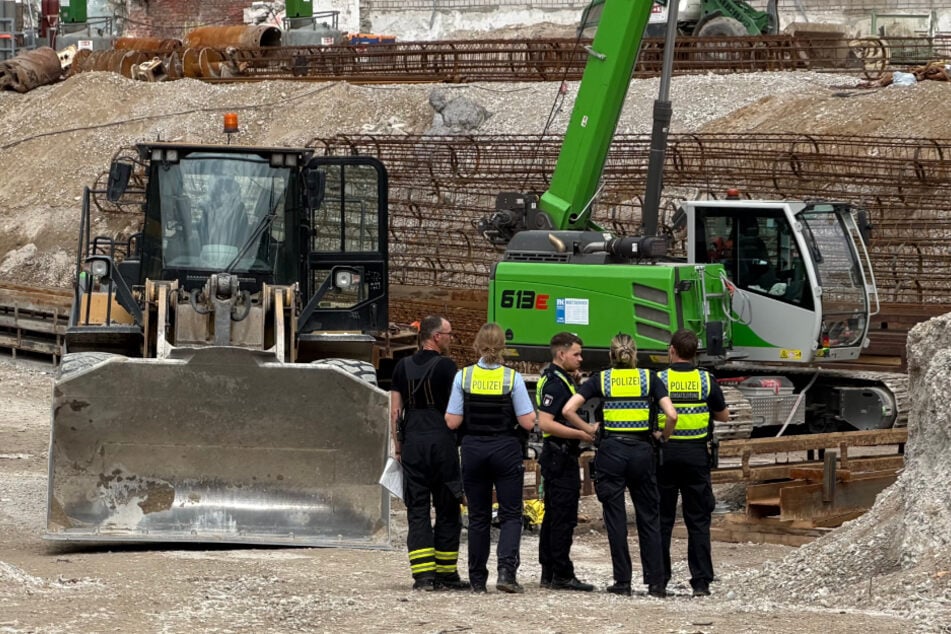 Die Polizei im Einsatz auf einer Baustelle in Hamburg. Dort kam eine Person bei einem Unfall ums Leben.