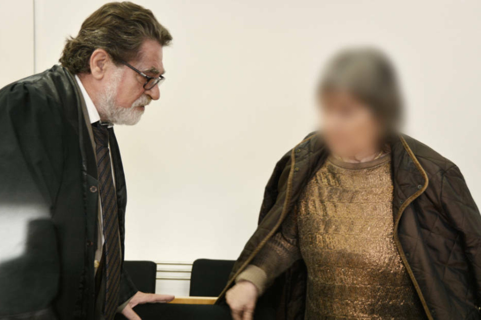Die 72-jährige Angeklagte betritt mit ihrem Anwalt Matthias Seipel den Gerichtssaal. Die Anklage wirft der mutmaßlichen Sektenchefin Mord an einem damals vierjährigen Jungen vor.