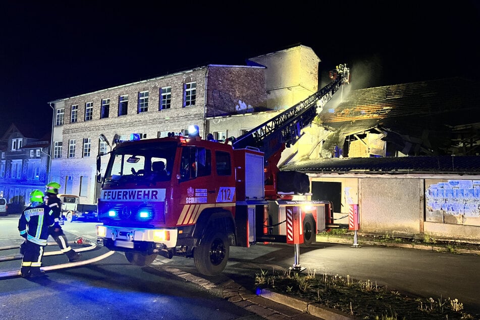 Üm die eigenen Einsatzkräfte nicht zu gefährden, bekämpfte die Feuerwehr den Brand von außen über eine Drehleiter.