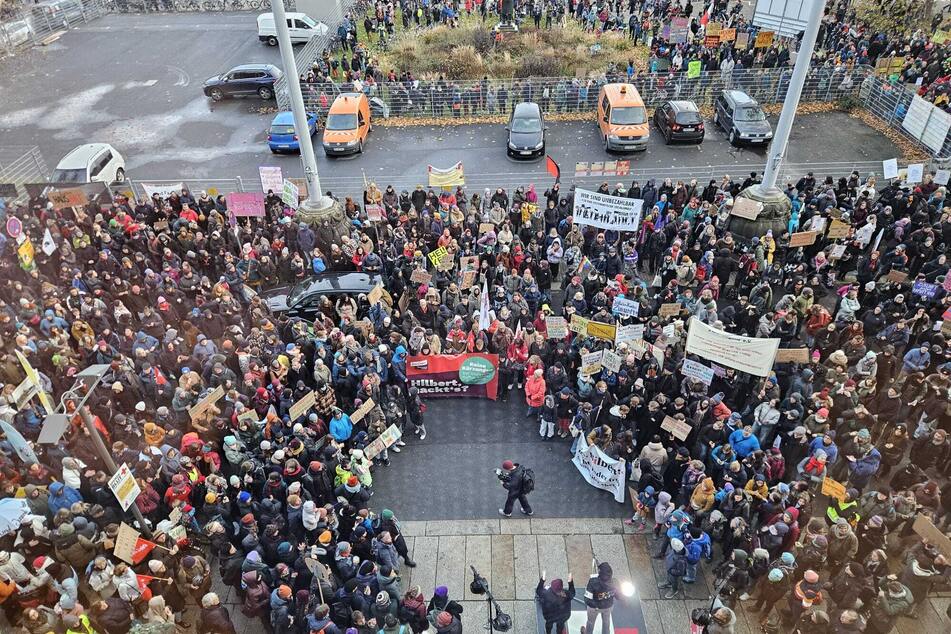 Hunderte Menschen versammelten sich vor dem Rathaus.