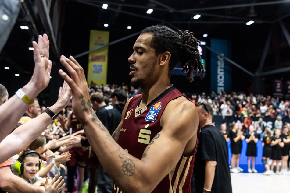 Feierte den Sieg mit den Fans: Niners-Center Kevin Yebo (29).