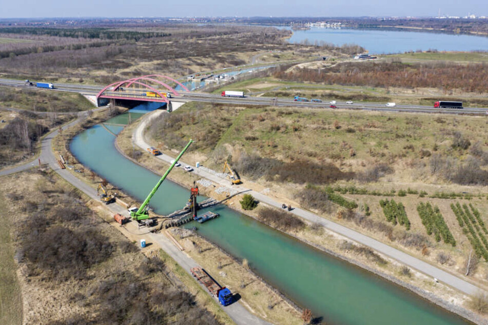 Ende März waren Risse am Kanal und der Schleuse festgestellt worden, weshalb der Markkleeberger See und der Störmthaler See erstmal gesperrt sind.