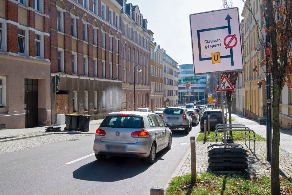 Die Clausstraße ist zwischen Augustusburger Straße und Bernhardstraße voll gesperrt.
