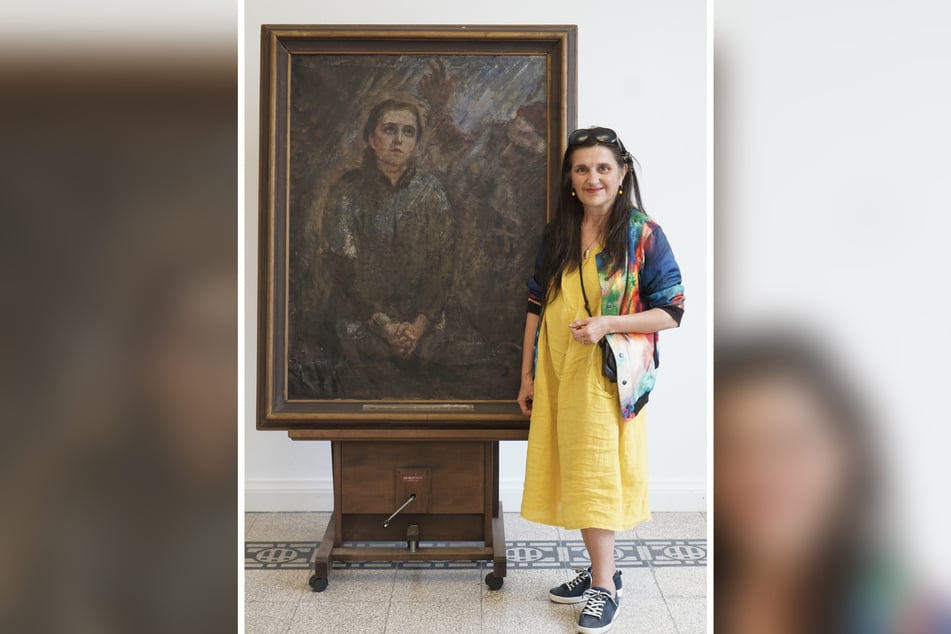 Bei einem Besuch der Kunstsammlungen Chemnitz schaute sich Stella Maria Adorf (62) ein Porträt ihrer Großmutter an.