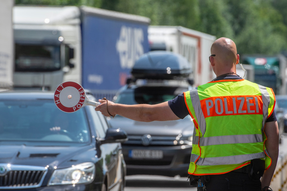 Je nach Lage kontrolliert die Polizei verstärkt die Grenzübergänge nach Bayern.