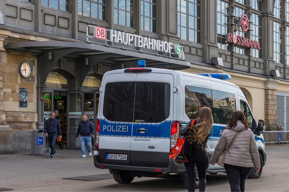Die Bundespolizei konnte den 50-Jährigen im Hauptbahnhof Dresden zur Rede stellen. (Archivfoto)