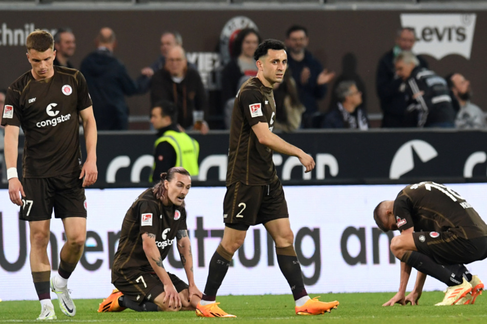 Nach Abpfiff sanken die Spieler des FC St. Pauli zu Boden.