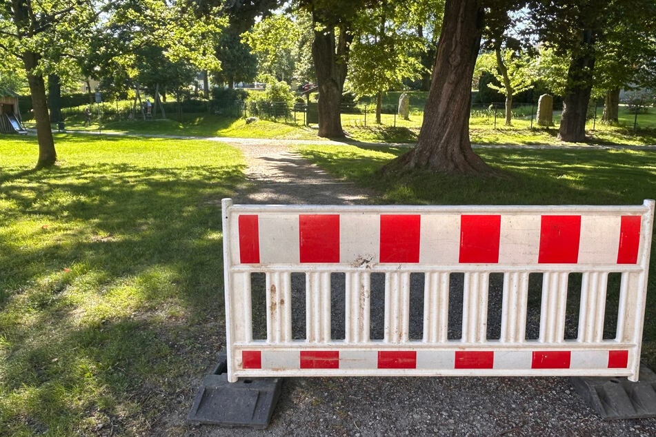 Die Zugänge zum Lutherpark in Bischofswerda wurden abgesperrt.