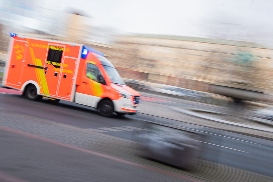 Der angegriffene 27-Jährige wurde ins Krankenhaus gebracht. (Symbolbild)