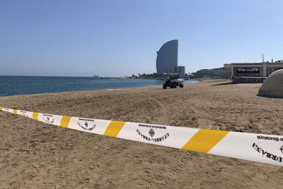 So leer kennt man die Playa de Sant Sebastià sonst nicht.