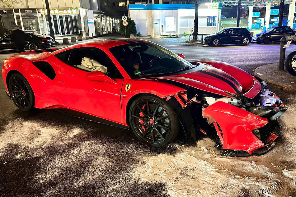 Der Ferrari 488 Pista musste nach dem Crash abgeschleppt werden.