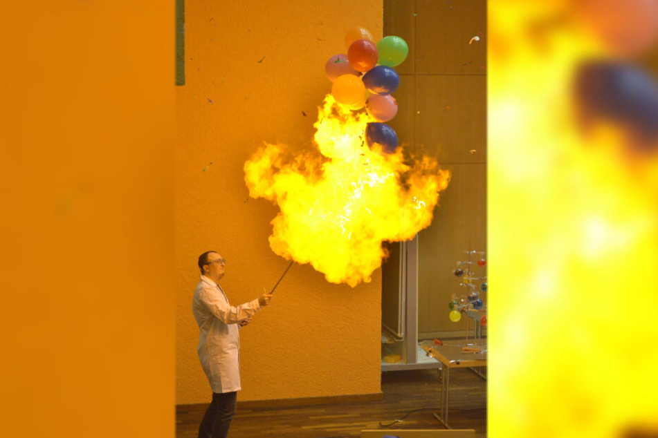 Unter dem Motto "Weihnachtszeit - Chemische Zeit" ließ es die Professur "Anorganische Chemie" ordentlich krachen.