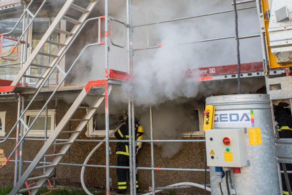 Starker Rauch dringt aus einem Kellerfenster.
