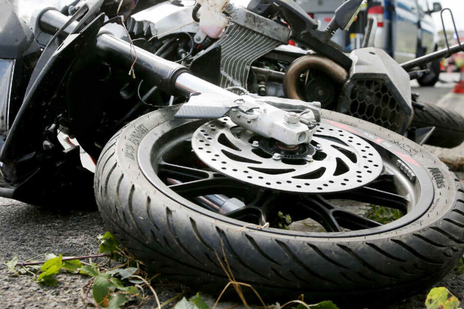 Bei einem Zusammenstoß mit einem Auto, wurde ein Rollerfahrer tödlich verletzt. (Symbolbild)