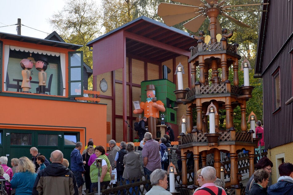 Im Erzgebirge gehört das "Spielzeugdorf" Seiffen einfach zur Weihnachtszeit dazu. Der Kurort lebt von der traditionellen Holzkunst. (Archivbild)