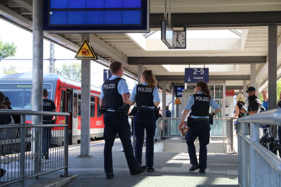 Die Polizei suchte verstärkt den Memmingen Bahnhof ab und war auch mit Spürhunden im Gebiet unterwegs.