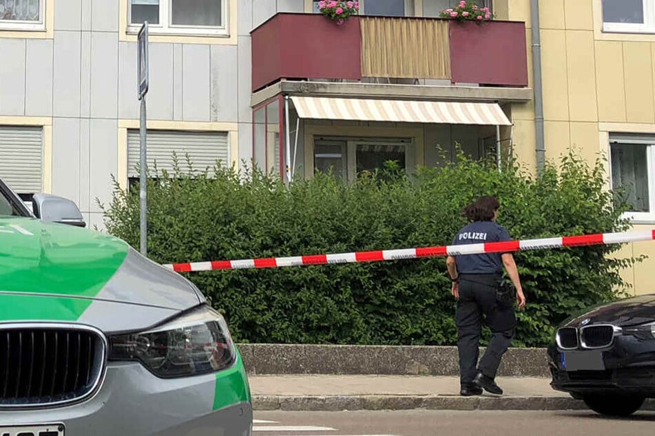 Vier Leichen fanden die Beamten in einer Wohnung. Die Ermittlungen der Kripo laufen.