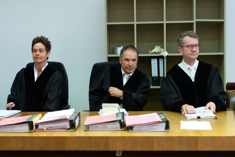 Die Richter Benjamin Schindler (r-l), Norbert Riedmann und Susanne Reiß sitzen vor Prozessbeginn im Gerichtssaal. Am Landgericht München I soll das Urteil über die Angeklagte gefällt werden.