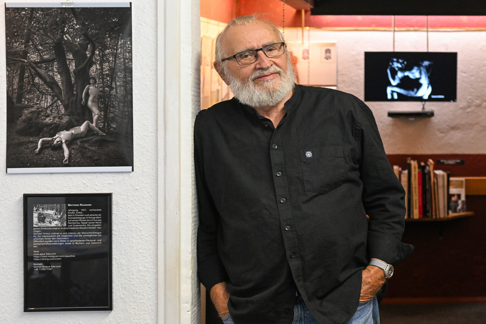 Galerist Volkmar Fritzsche (82) in der Ausstellung.