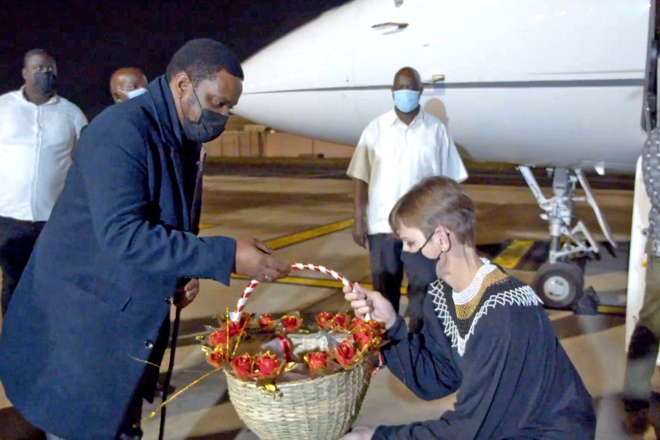 Fürstin Charlene wird am Flughafen in Südafrika verabschiedet. Ursprünglich war sie in das Land gereist, um den Kampf gegen die Nashorn-Wilderei zu unterstützen.