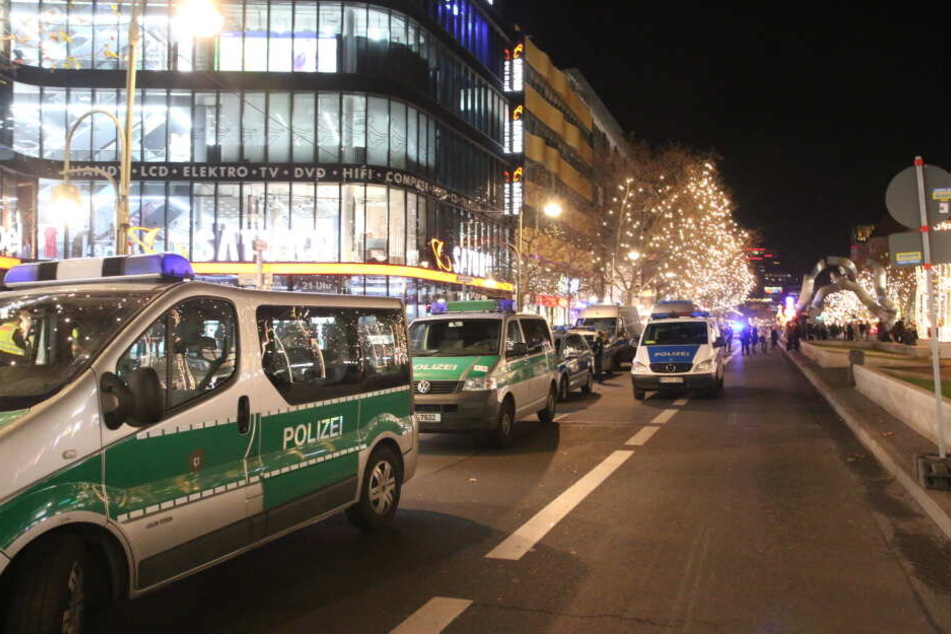 Die Polizei hat den WEIHNACHTSMARKT AN BERLINER GEDÄCHTNISKIRCHE geräumt.