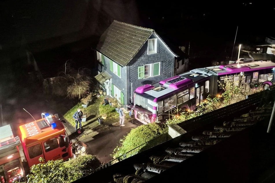 In der kleinen Straße Kohlfurth in Solingen blieb gegen Mitternacht ein Bus stecken.