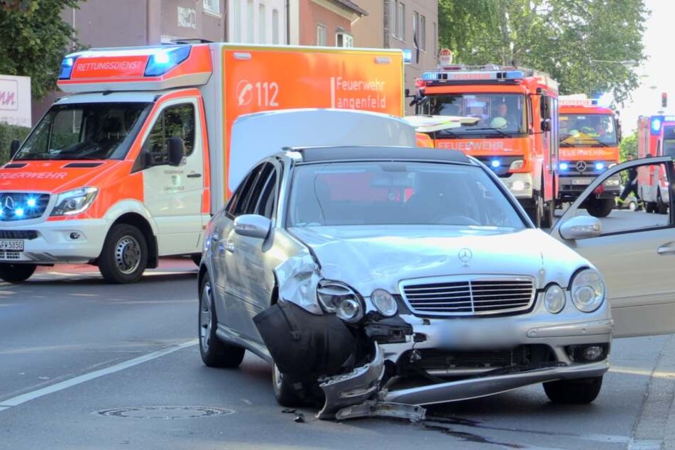 Ein Mercedes wurde bei dem Unfall erheblich beschädigt.