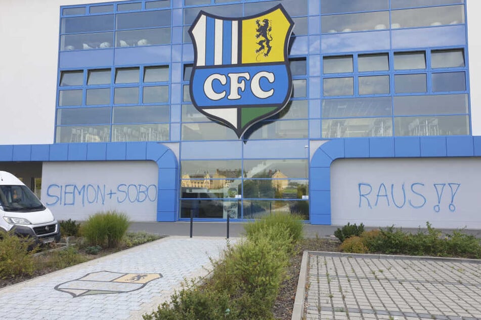 Unbekannte beschmierten das Stadion an der Gellertstraße.