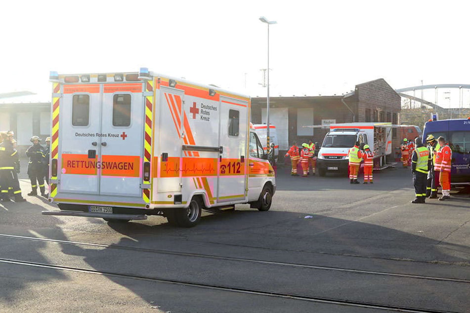 Rettungswagen, THW und Einsatzkräfte versammelten sich auf einem früheren Lokomotiv-Gelände.