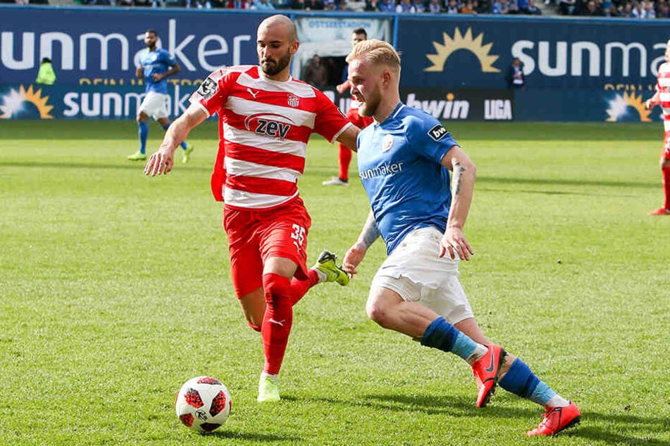 Nico Antonitsch (l.) setzt gegen Ex-Dynamo Marcel Hilßner zum Tackling an. Solche Aktionen hatten in der ersten Halbzeit Seltenheitswert.
