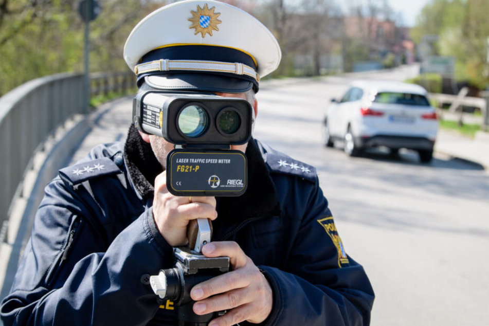 Die Polizei geht am Mittwoch wieder verstärkt auf die Jagd nach Rasern. (Symbolbild)