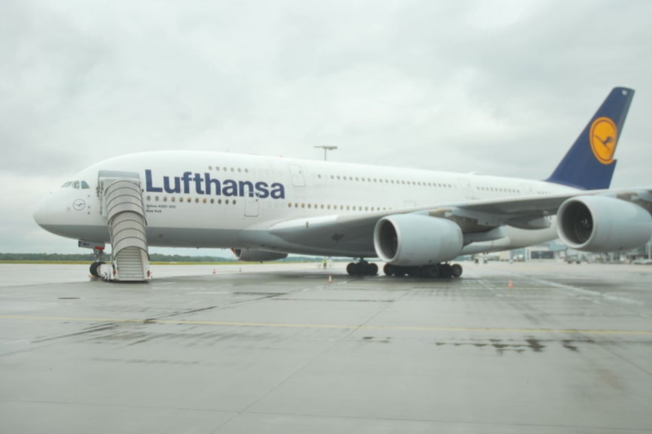 Einer der Lufthansa-Airbusse A380 wird jetzt in Dresden auseinandergenommen und durchgecheckt!
