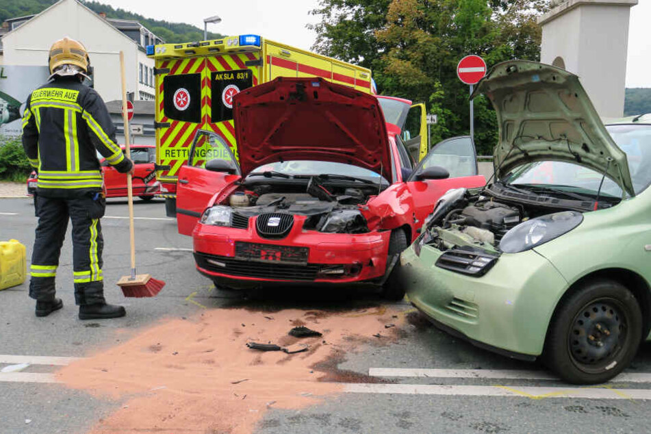 Bei dem Unfall wurden zwei Personen verletzt.