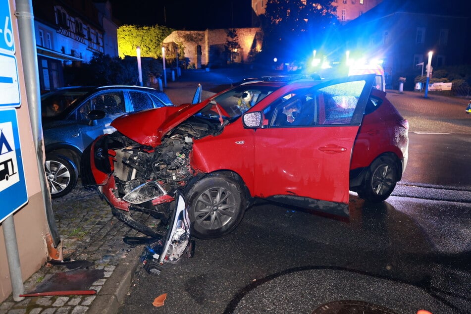 Durch den Aufprall entstand ein erheblicher Sachschaden am Fahrzeug.