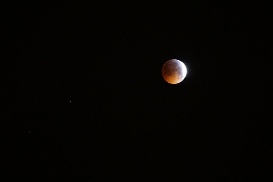 Der Mond über Chemnitz gegen 5.45 Uhr.